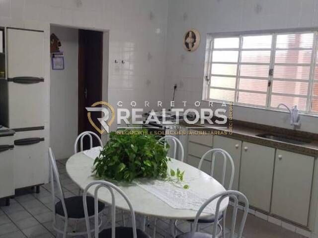 Casa para Venda em Botucatu - 3