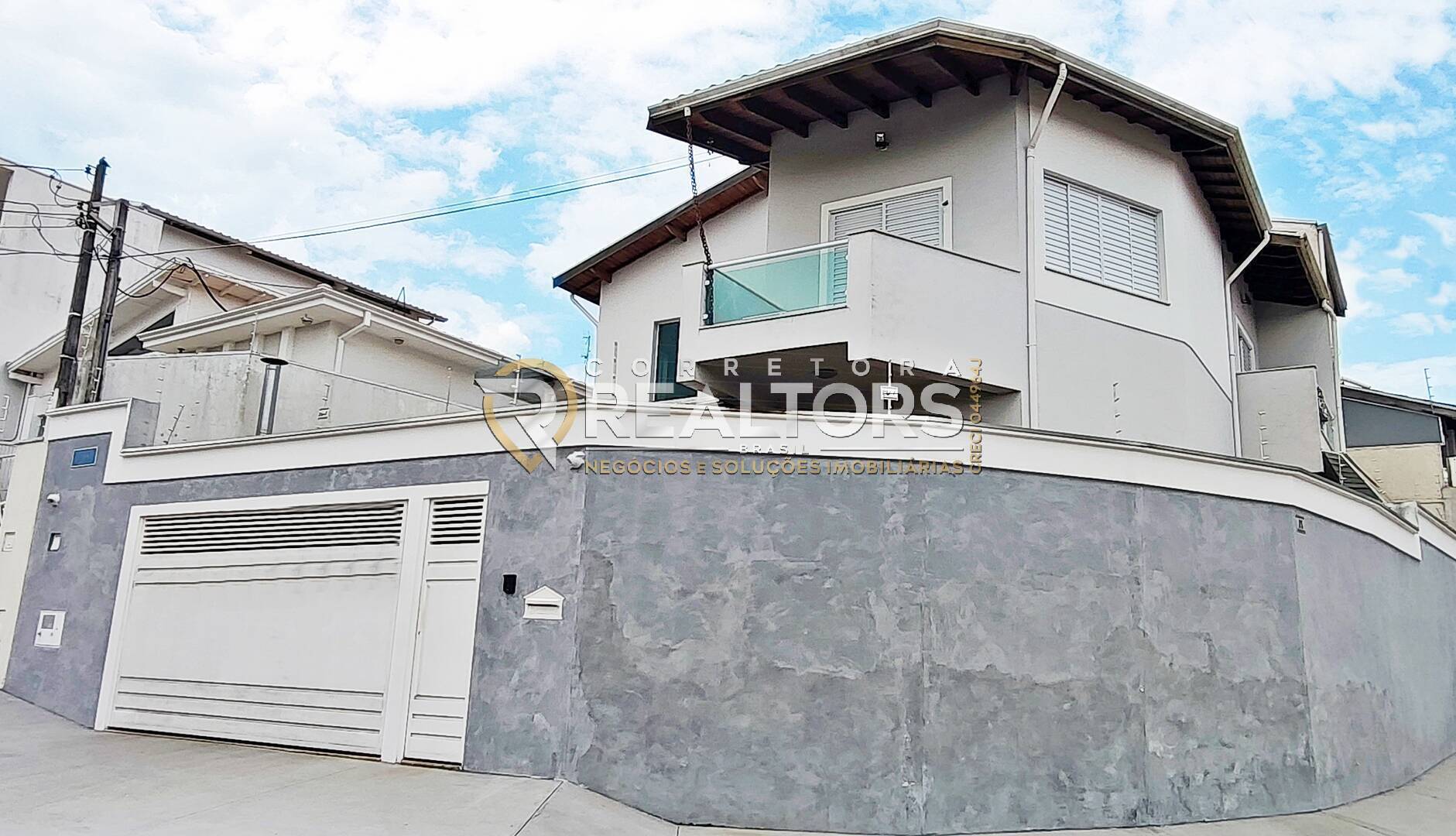Sobrado de Esquina 3 Dormitórios (1 Suíte) ótima localização - Botucatu SP