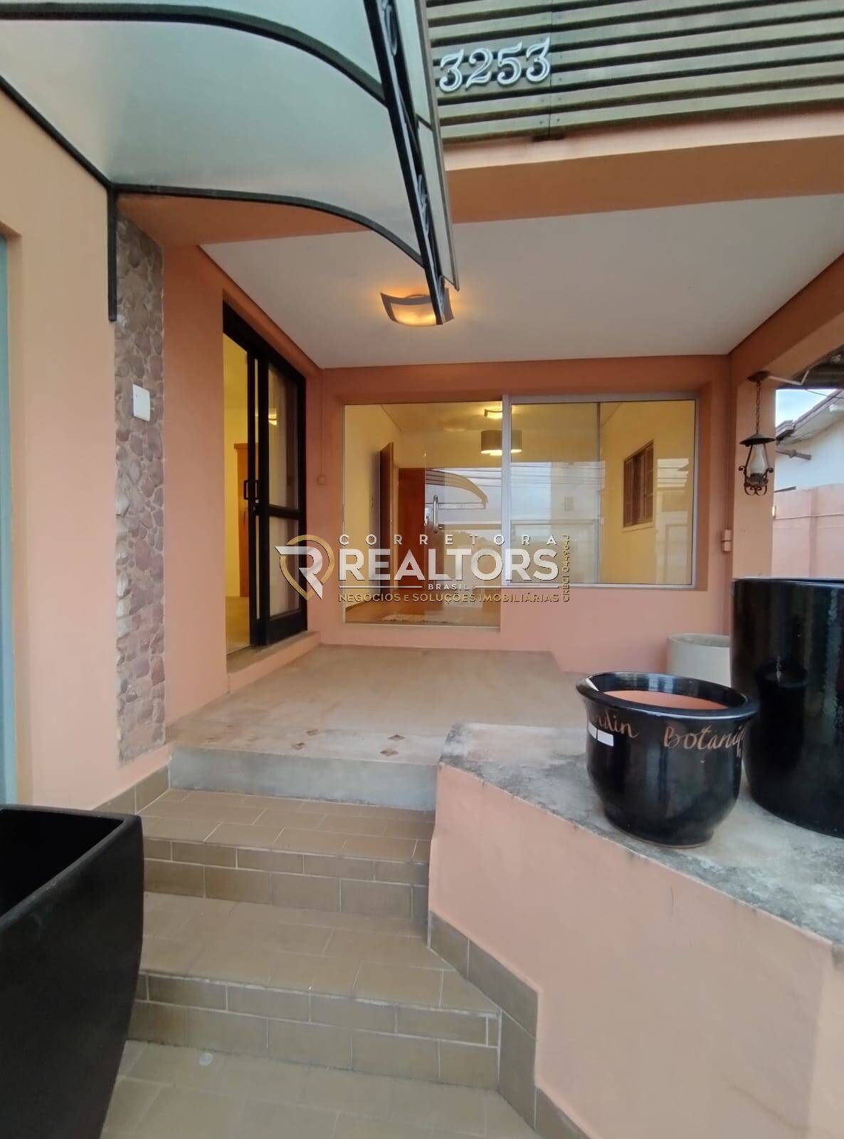 Casa à venda e aluguel com 4 quartos, 670m² - Foto 1