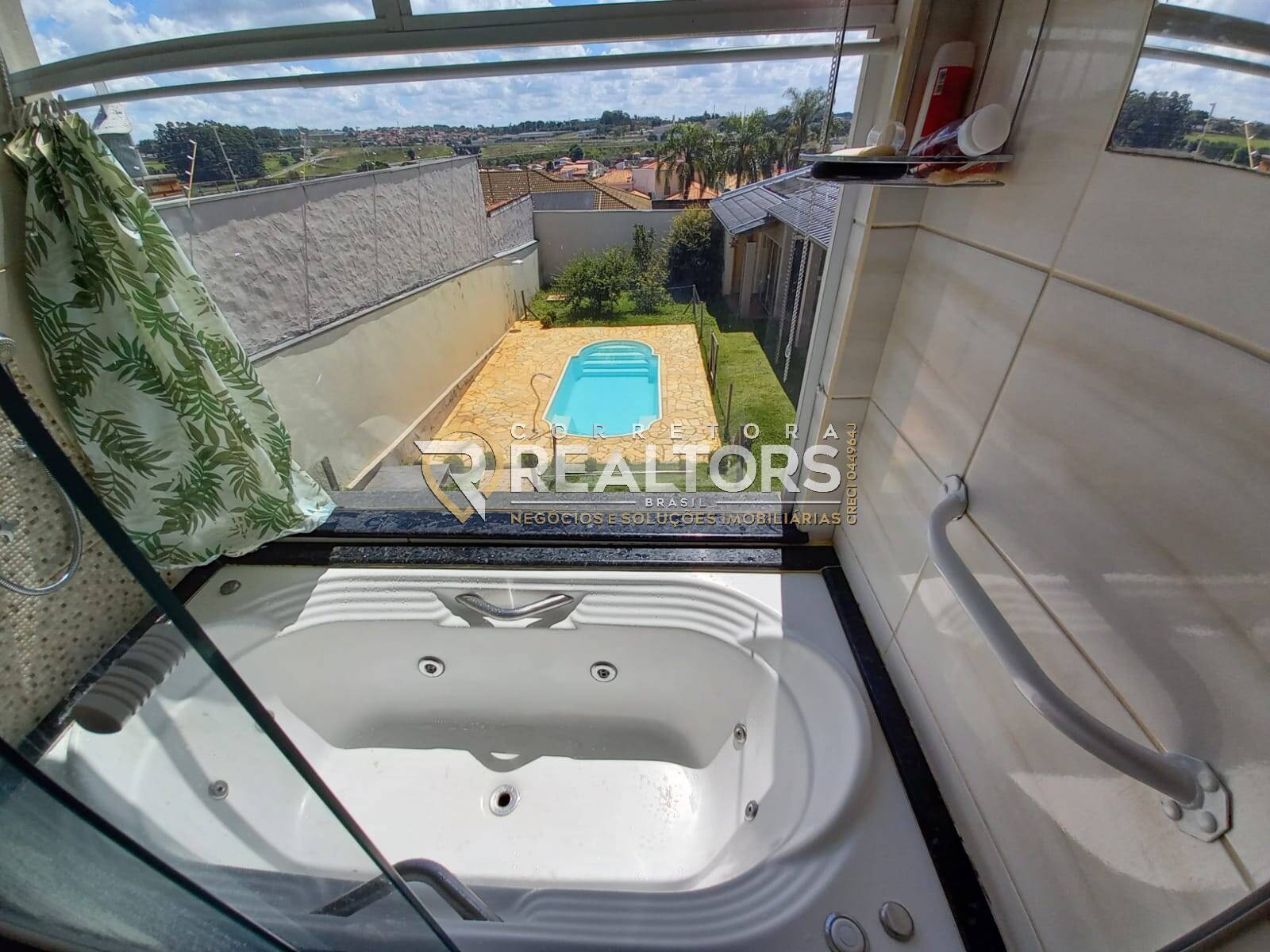 Casa a venda em Botucatu-SP com 3 dormitórios e piscina próximo Confiança
