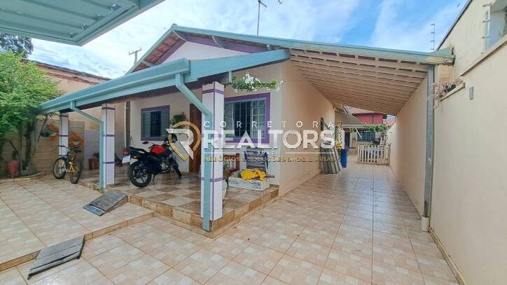 Casa térrea localizada na Vila Antártica em Botucatu-SP
